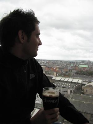 Ich genieße mein Guinness